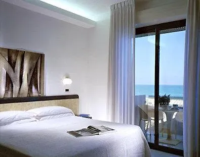 מלון Europa Village 4*