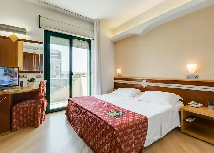 מלון Europa Village 4*