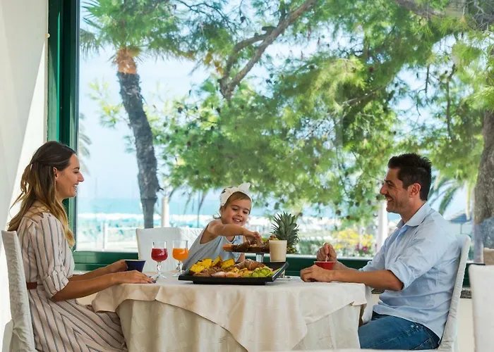 מלון Europa Village 4*